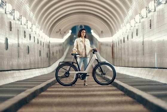 RM Nevo GT touring 47 cm (27,5") '22 fehér elektromos kerékpár (625Wh, Kiox, első csomagtartó táskával, comfort kit, zár táskával)
