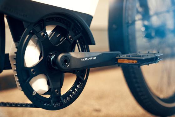 RM Nevo GT touring 47 cm (27,5") '22 fehér elektromos kerékpár (625Wh, Kiox, első csomagtartó táskával, comfort kit, zár táskával)