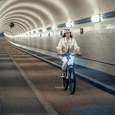 RM Nevo GT touring 47 cm (27,5") '22 fehér elektromos kerékpár (625Wh, Kiox, első csomagtartó táskával, comfort kit, zár táskával)
