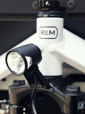 RM Transporter 85 vario '23 fehér elektromos kerékpár (500Wh, Purion, Csomagtartó)