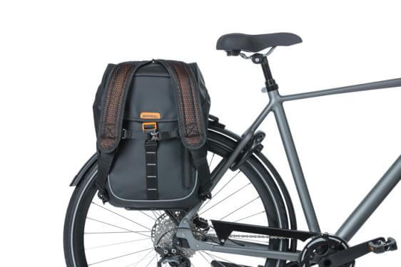 Basil egyoldalas táska és hátizák Miles Tarpaulin bicycle daypack, Hook ON, fekete narancs