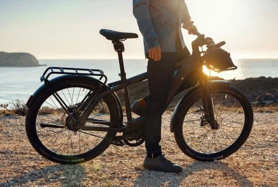 RM Charger3 GT vario HS 46 cm '22 világoskék elektromos kerékpár (625Wh, Kiox, első kosár, comfort kit, zár táskával)