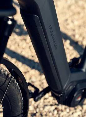 RM Charger3 GT vario HS 46 cm '22 világoskék elektromos kerékpár (625Wh, Kiox, első kosár, comfort kit, zár táskával)
