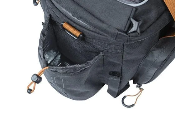 Basil csomagtartó táska Miles Tarpaulin Trunkbag XL pro fekete/barna