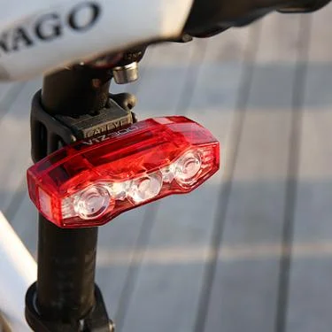 CATEYE HÁTSÓ LÁMPA VIZ300 TLLD810R 4FUNK/3LED USB
